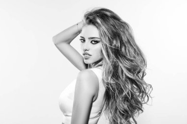 Stüdyoda poz veren model beyaz tenli. Makyajlı güzel bir kadının portresi. Vogue kızı.