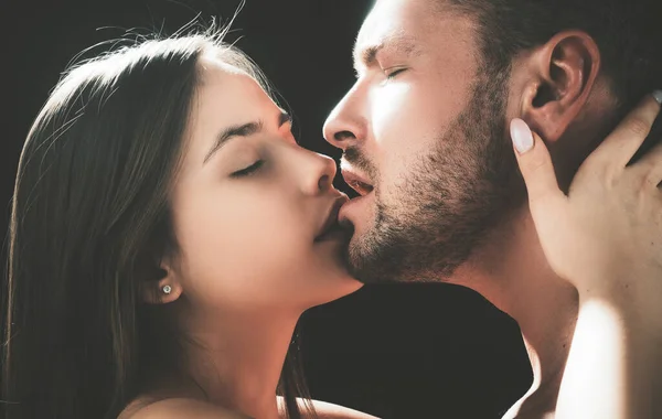 Un par de besos, de cerca. Tocando éxtasis corporal y placer. Haciendo el amor con un joven amante. Una pareja romántica. Un beso sensual para los amantes jóvenes. Cariñosa pareja acariciándose adorándose mutuamente . — Foto de Stock