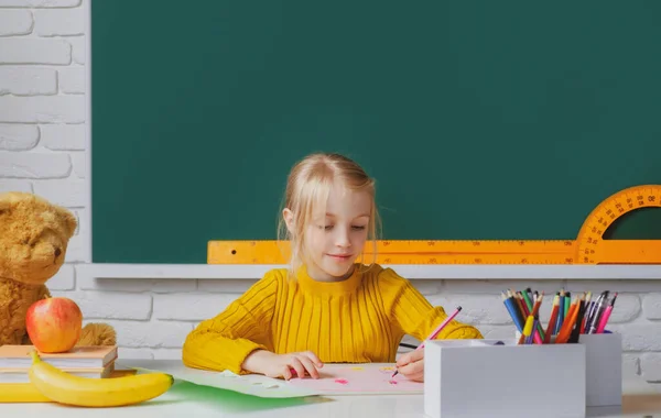 テーブルに座って試験の準備をしているスマート女子高生。教育、学習、子供の概念. — ストック写真