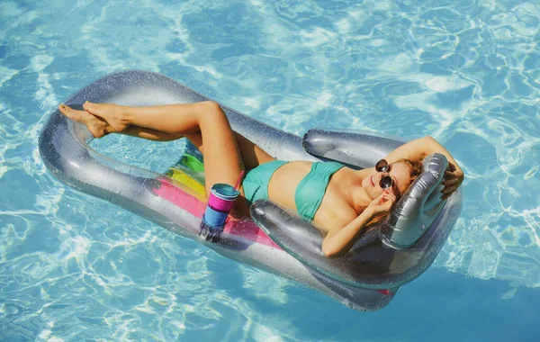 Femme sensuelle en vacances d'été. Une fille en maillot de bain. Femme d'été sur matelas gonflable. — Photo
