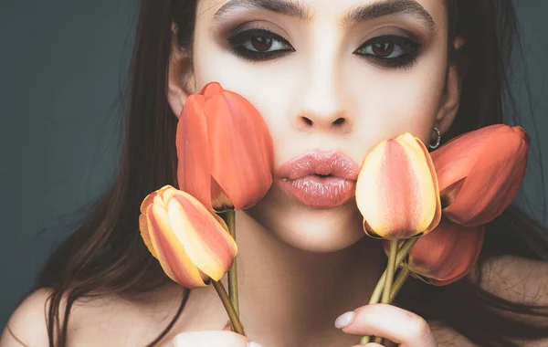 Красота женщины чувствуют себя хорошо расслабиться с помощью тюльпанов . — стоковое фото