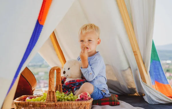 Feliz infancia. Niño en la tienda. Chico jugando al aire libre. Niños acampando. Divirtiéndose al aire libre. Cámping. —  Fotos de Stock