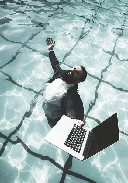 Funny and crazy man Freelancer in suit using a computer in swimming Pool. Funny Freelanc. Working on laptop from the swimming pool. Happy Freelancer. — Stock Photo, Image