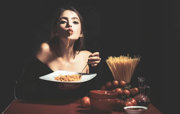 Mulher sensual comer espaguete. Menina italiana come macarrão de espaguete. — Fotografia de Stock