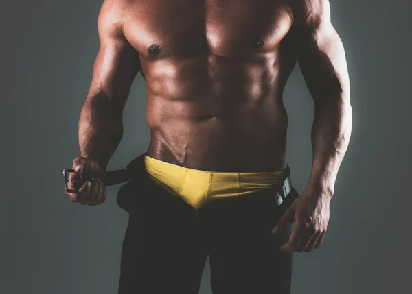 Torso de cuerpo masculino desnudo. Joven atractivo con cuerpo musculoso posando en el estudio. Fondo gris. Salud de los hombres. —  Fotos de Stock