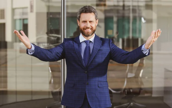 Porträtt av framgångsrik kontorsarbetare i klassisk kostym. Glad och upphetsad vinnare gest med höjda armar, framgång företag. — Stockfoto