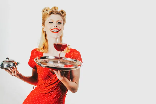 Pin up flicka servitör med vin och service bricka. Restaurangservering. — Stockfoto