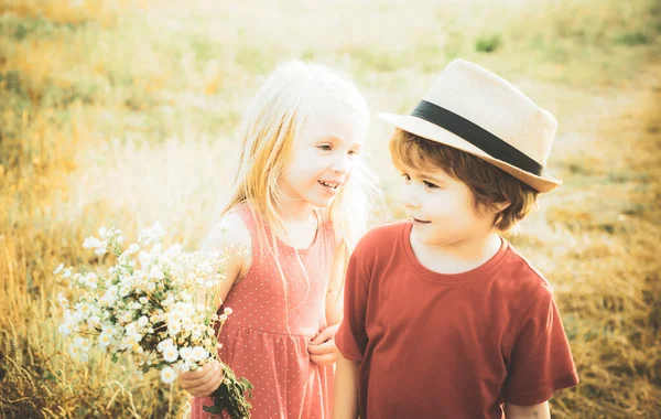 Hermosa pequeña pareja - niño y niña abrazando. Concepto de infancia. Retrato de verano de un niño lindo y feliz. Romántico y amor. Concepto de amor. Primer amor. Feliz día de San Valentín . — Foto de Stock