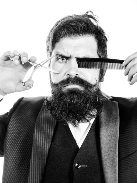 Homem barbudo, retrato de homem com barba comprida e bigode. Tesoura barbeiro retro e pente para barbearia. Barbearia vintage, barbear. — Fotografia de Stock