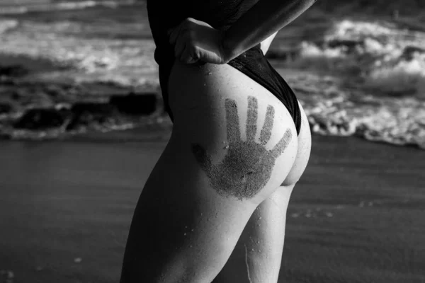 Summer beach concept. Sandy woman buttocks on the beach. Sexy summer woman body. Sand hand print on butt. Vacation at Paradise. Ocean beach relax, travel. — 图库照片