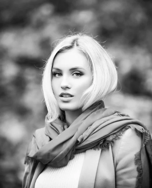 Retrato de una hermosa mujer joven caminando al aire libre en otoño. Mujer de moda en el estilo de otoño país. Cara de cerca de la chica feliz con bufanda roja. —  Fotos de Stock