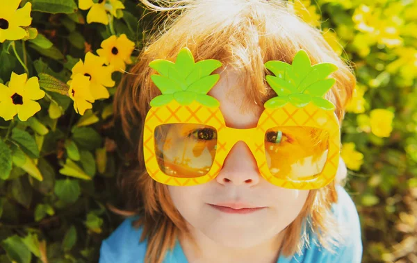 Verrückte Sommerstimmung. Niedliches Kind mit Party-Sonnenbrille. — Stockfoto