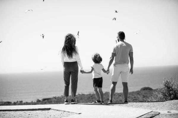 Vista posteriore della famiglia spensierata sulla vacanza al mare. — Foto Stock