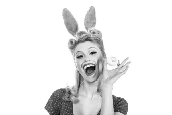 Pin-up Bunny. Hermosa chica rubia con orejas de conejo y huevo de Pascua. Tarjetas de Pascua. Pin de Semana Santa. Concepto de orejas de conejo. Mujer conejita. Mano con huevos de Pascua de color. Fondo blanco aislado. — Foto de Stock