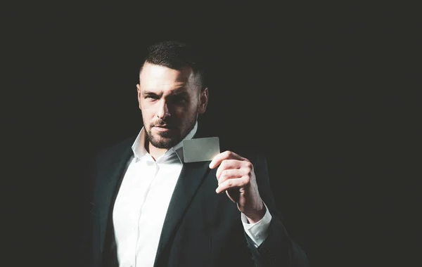 Knappe man in hemd en zakenpak heeft een creditcard.. — Stockfoto