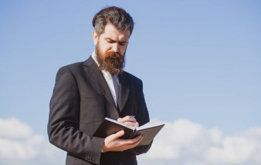 Gökyüzü olan bir iş adamı. Fotokopi defteri tutan ciddi bir adamın fotokopi uzayı ve gökyüzü arka planında düşünceli bir ifadeyle kalem..