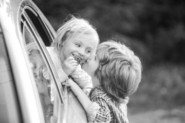 Küçük kız, uzun süre yelken açan erkek arkadaşına veda ediyor. Elveda çocuk konsepti. Küçük çocuk küçük kızla vedalaş..