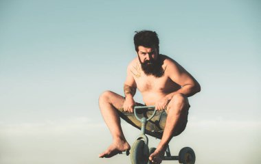 Bisikletli komik adam. Çocuk bisikleti süren duygusal çılgın adam. Küçük bir bisiklete binen çılgın adam..