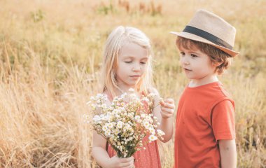 Çocuklar sonbahar parkında oynarlar. Çocuklar sonbaharda dışarıda eğlenirler. Sonbaharda küçük çocuklar ya da anaokulu çocukları.