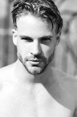 Seksi bir adam. Modern moda saç stiline sahip güçlü ve vahşi bir adamın moda portresi. Seksi gövde..
