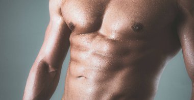 Çıplak gövdeli bir adam. Seksi adam..