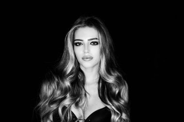 Güzel, zarif bir kadının moda sanat stüdyosu portresi. Sağlıklı ciltli genç bir kızın portresi..