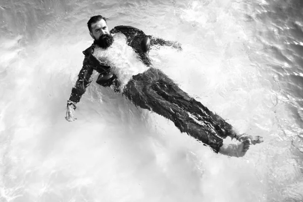 수영장에서 양복을 입은 특이 한 수염의 사업가. 수영장에서 옷을 입은 행복 한 남자. — 스톡 사진