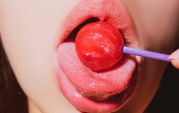 Flicka med sexig mun äta Chupa Chups närbild. Kvinnliga läppar suger klubba. Kvinna håller klubba i munnen, närbild. Röda läppar, sensuell och sex shop koncept. — Stockfoto