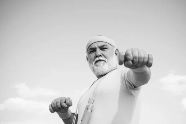 Senior-Sportler beim Hantelheben. Seniorentraining. — Stockfoto