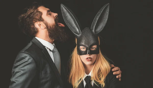 Женщина в маске зайца. Серьёзный человек с бородой. Кролик и девочка. Милая женщина в кроличьем костюме. Стильный мужчина. Молодая девушка пасхальная женщина в кроличьи уши . — стоковое фото