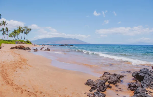 Spiaggia tropicale con sabbia marina in vacanza estiva. — Foto Stock