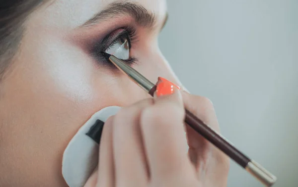 Concetto di trucco occhi di lusso. Viola smokey occhi trucco foto da vicino. Gli occhi fumosi professionali compongono a bella ragazza per occasione speciale. Pigmenti brillanti glitter nel trucco degli occhi . — Foto Stock