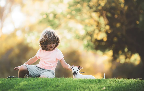 Kind mit Welpe. Porträt Junge mit Haustier. — Stockfoto