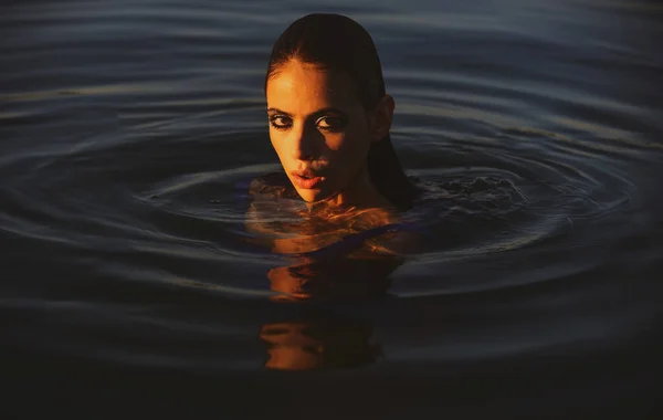 Retrato de verão. Menina sensual na água. Mulher de beleza. Retrato de moda — Fotografia de Stock