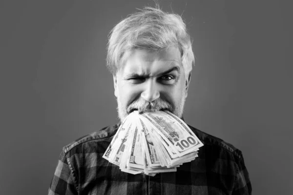 Affari e finanza. Un uomo barbuto con dei soldi. Soldi facili. Ricco e sicuro di sé. Banconote in dollari. Guadagnare soldi. Crescita aziendale. — Foto Stock