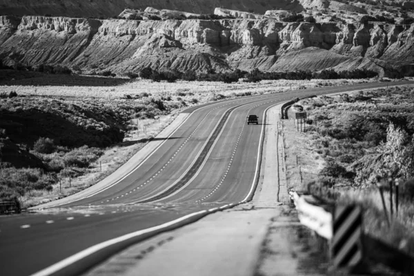 Wycieczka po pustyni Arizona. Droga asfaltowa autostrady w USA. — Zdjęcie stockowe