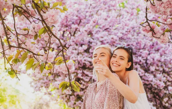 Usmívající se tvář jarních dívek. Šťastná mladá žena. — Stock fotografie