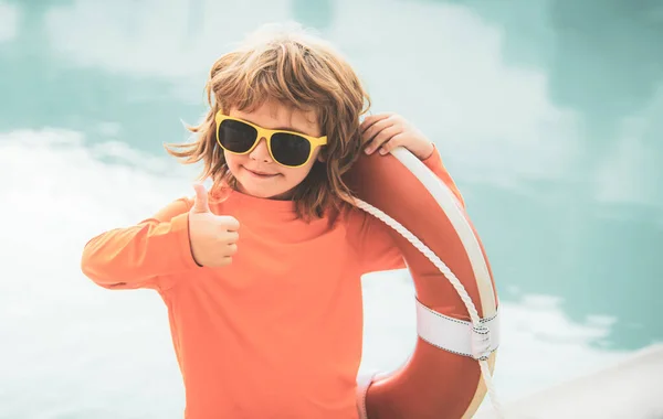 Criança com Lifebuoy na piscina. Crianças brincando na piscina. Estilo de vida saudável das crianças. Verão crianças férias. — Fotografia de Stock