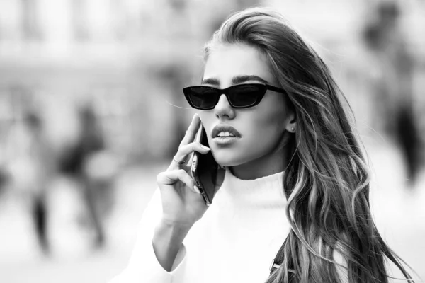 Sexy smyslná mladá žena s mobilním telefonem kráčející po ulici. Kráska dívka volá smartphone. — Stock fotografie
