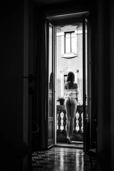 Bella giovane donna godendo la freschezza della mattina sul balcone. Buongiorno. Ciao. Sexy ass bella ragazza. Attraente. Ricevuto. Concetto di bellezza. Donne in biancheria intima erotica . — Foto Stock