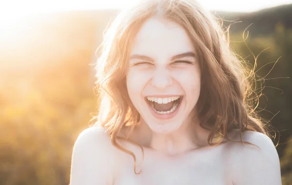 Vonzó boldog fiatal nő élvezi a szabadidőt a naplemente szabadban. Szépség tinédzser lány portré nyáron. Szabadság életmód tavaszi koncepció. — Stock Fotó