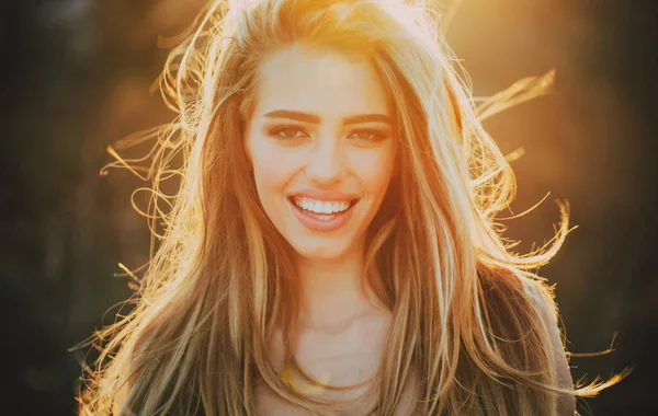 Портрет сонячного дня. Щаслива усміхнена дівчина на відкритому повітрі. Емоції. Краса природи . — стокове фото