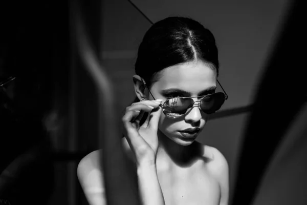 Sonnenbrillenmode. Sinnliche Frau mit Brille. Schöne weibliche Modell. Trend zum modischen Stil. — Stockfoto