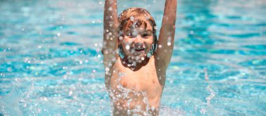 Su sıçratan çocuk yazın havuzda rahatlıyor. Kopyala istiridyeli pankart.