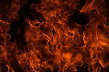 Yangın alevleri siyah arka planda izole edildi. Ateş yakma alevi izole, yanan sanat tasarımı kavramı ve metin için boşluk.