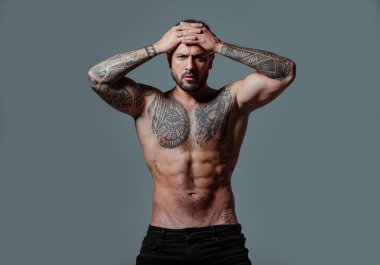 Üzgün ve korku ifadesi olan yakışıklı bir adamın portresi. Güçlü kaslı erkek vücudu, kaslı adam..