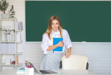 Sınava hazırlanan ve sınıfta öğrenme dersleri alan öğrenci.