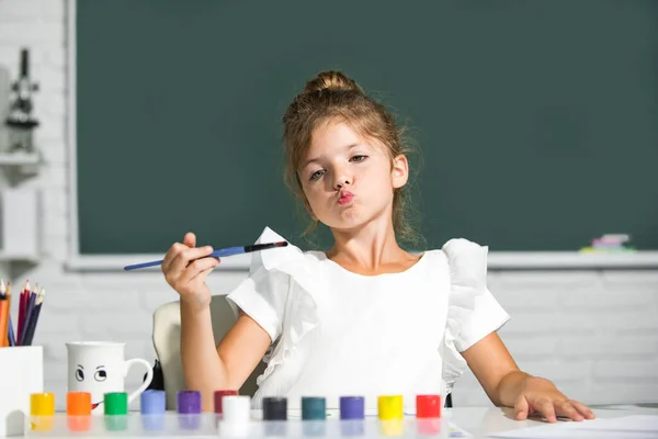 Schattig klein meisje kind schilderen met verf kleur en borstel. Kleinschalig schilderijtje, tekenkunst. — Stockfoto