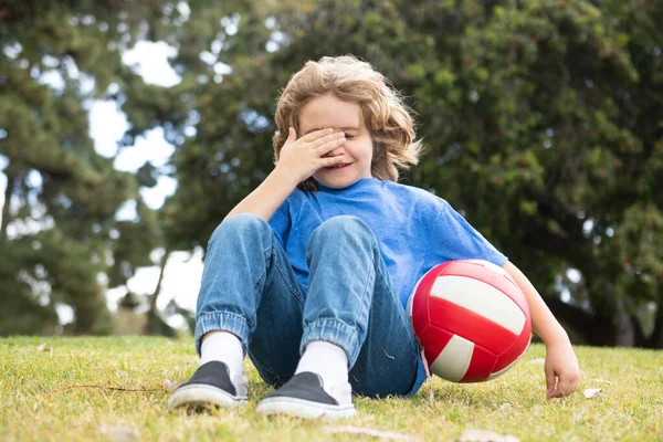 Petit garçon seul, seul avec le ballon. Solitude enfants. — Photo