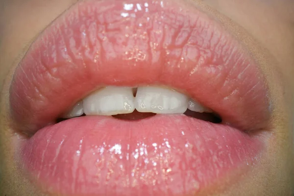 柔らかいピンクの自然な唇と白いきれいな完璧な健康的な歯を持つ女性の口を閉じます。官能的な女性の唇の形. — ストック写真